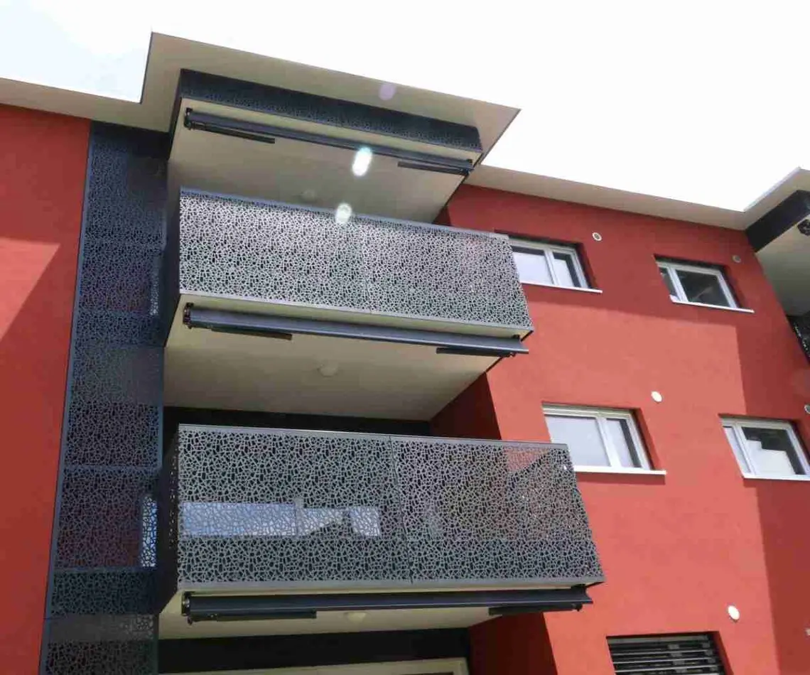 облицовка на балкон с перфорирани панели 10 мм